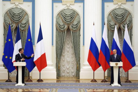 Макрон и Путин предлагают собрать Трехстороннюю группу