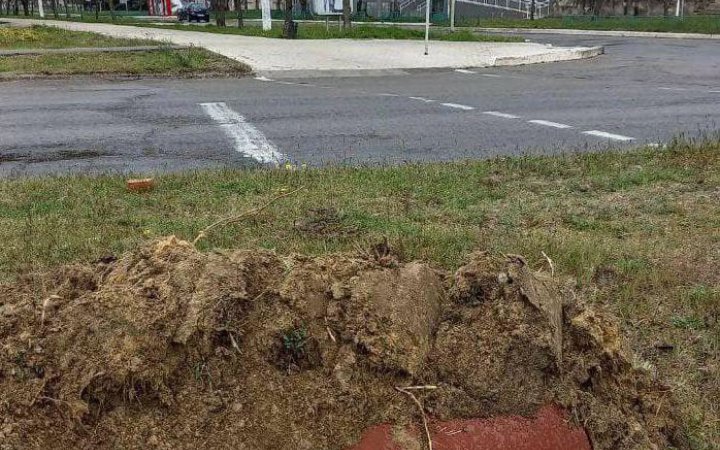 Окупанти закопують у Новій Каховці бочки з невідомим вмістом