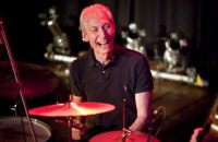 Барабанщик Rolling Stones Чарли Уоттс умер в возрасте 80 лет 