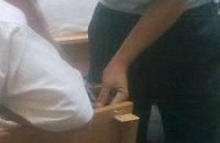В суде из лавочек выкручивают шурупы