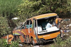 В Германии автобус с детьми перевернулся на скользкой дороге