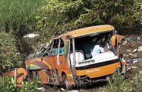 В Германии автобус с детьми перевернулся на скользкой дороге