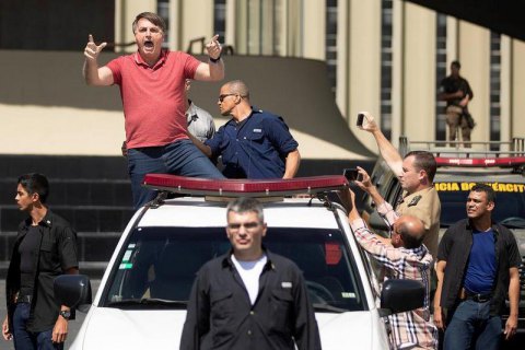 Президент Бразилии вышел на акцию против ограничений из-за коронавируса