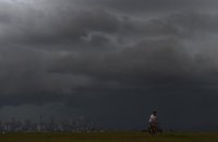 Завтра в Україні прогріється до +25°, в деяких областях прогнозують дощі та грози