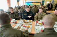 Порошенко пообедал с американскими военными