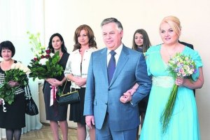 Янукович пожелал Симоненко семейного уюта