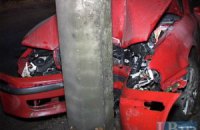 ДТП в Киеве: из-за скользкой дороги после дождя Skoda врезалась в столб