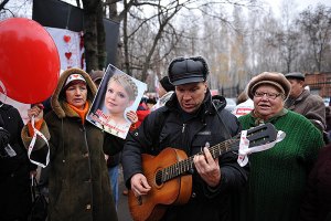 Сторонники Тимошенко целую ночь поздравляли своего лидера