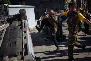 Люди у посольства России начали расходиться