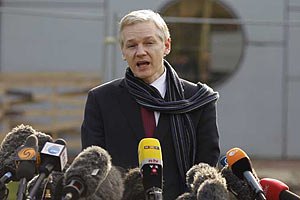 Ассанж предъявил требование шведским властям