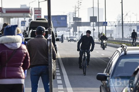 Кабмин предлагает Раде обязать пешеходов носить световозвращающие элементы на одежде