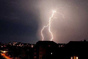 В Луганской области молния убила человека