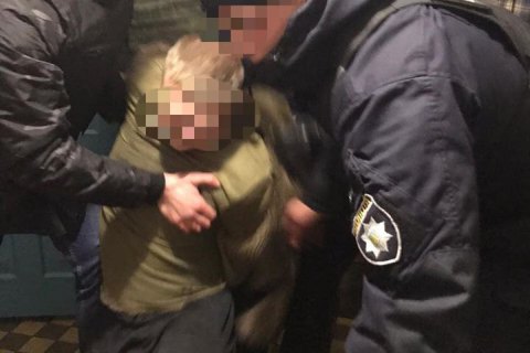 В Киевской области мужчина ударил полицейского отверткой в лицо 