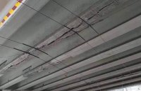 Недавно відремонтованому мосту біля станції метро "Нивки" в Києві знову знадобився ремонт