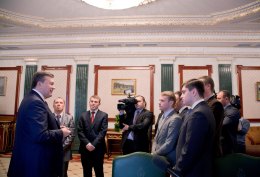 Янукович рассказал студентам, как много он работает