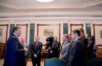 Янукович рассказал студентам, как много он работает