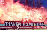 Ультрас "Карпат" разгромили три вагона поезда "Львов - Запорожье": разбили окна и выбрасывали матрасы