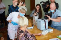 Депутатів Івано-Франківської міськради вакцинували посеред сесії