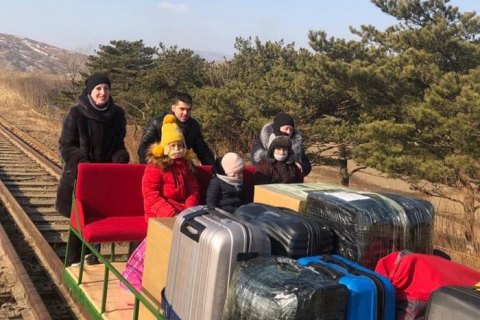 Российские дипломаты вернулись из КНДР на дрезине, которую им пришлось толкать