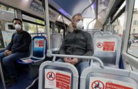 У Франції медики закликають уникати розмов в автобусах та метро