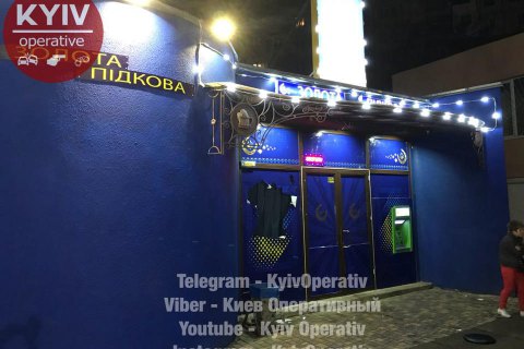 Невідомі в балаклавах розгромили і пограбували гральний заклад на Виноградарі в Києві