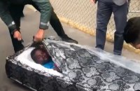 Два мигранта пытались попасть в Испанию внутри матрасов