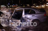 У Києві Chevrolet Aveo протаранив два авто та маршрутку і загорівся