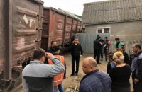 ​В Ужгороде грузовой поезд сошел с рельсов и чуть не разрушил жилой дом