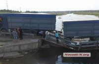 ​В Николаевской области перегруженная фура застряла на понтонном мосту