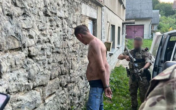 На Тернопільщині чоловік побив військовослужбовця та забрав його зброю