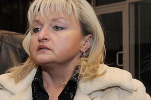 Луценко под капельницами, встать не может, - жена