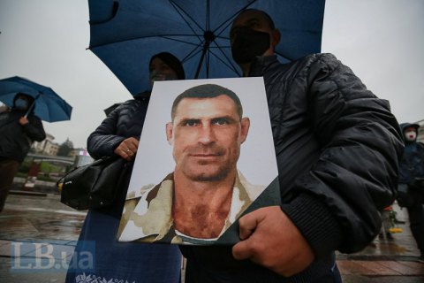 Дочь военного, который поджег себя на Майдане, требует встречи с Зеленским
