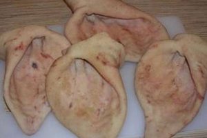 В Китае разгорелся скандал из-за свиных ушей из желатина