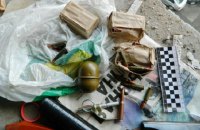 В Киеве строители нашли арсенал оружия в подъезде многоэтажки