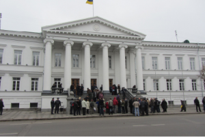 В Полтаве местные жители протестуют против закрытия школы