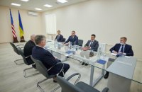 Заступник Помпео прилетів у Кривий Ріг заради зустрічі з Зеленським