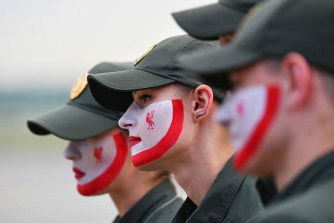Украинские пограничники разрисовали лица в цвет "Ливерпуля" (обновлено)
