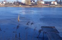 В Гостомеле трое мужчин едва не утонули подо льдом