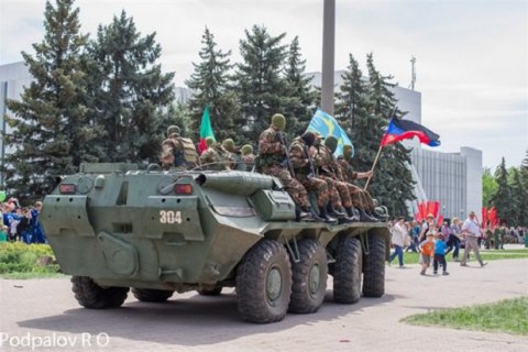 В оккупированной Горловке в честь 9 мая на площадь пригнали БТР и начали стрелять 