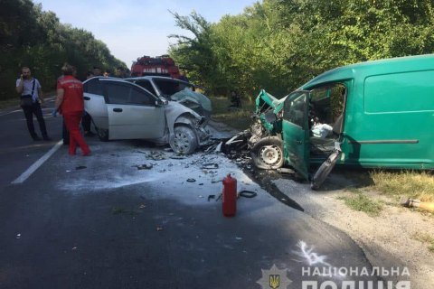В Киевской области три человека погибли в лобовом ДТП, одна машина загорелась