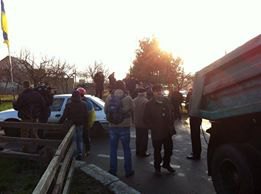 ГАИ заблокировала подъезды к дому Пшонки "Камазами"