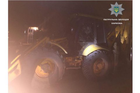 В Харькове пьяный мужчина на тракторе пытался "снести" дом своей жены