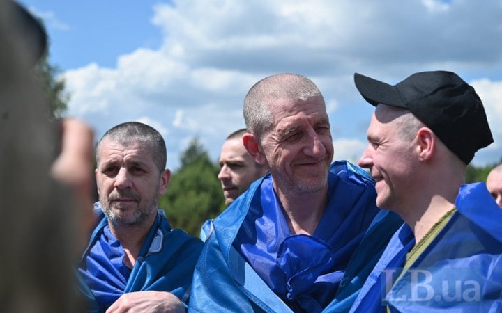 В Україну з російського полону повернулись 185 захисників та 1 цивільний