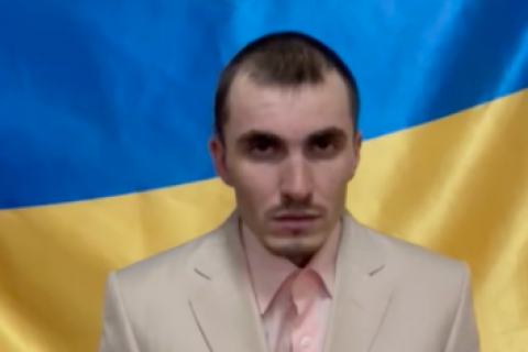 СБУ оприлюднила відео допиту російського окупанта у весільному костюмі