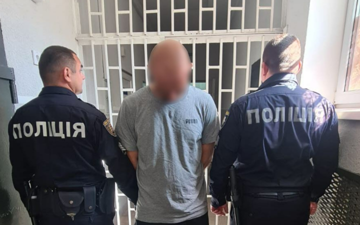 На Закарпатті чоловік при перевірці документів декілька разів вистрілив у поліцейського