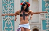 FEMEN в знак протеста распяли активистку (ФОТО+ВИДЕО)