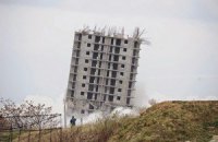 Севастопольская "пизанская башня" будет стоять до утра субботы