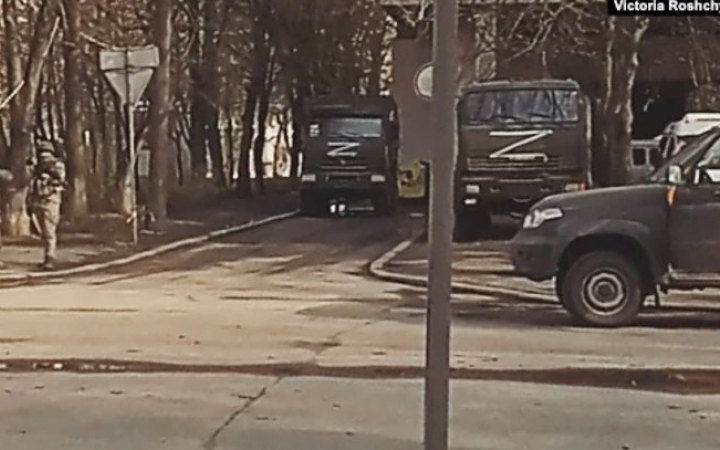 У Німеччині суд зобов'язав чоловіка, який носив Z-футболку, переказати 1500 євро на допомогу Україні