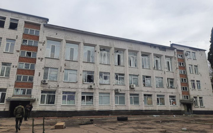 ДБР повідомило підозру двом бійцям Таманської дивізії РФ, які з танків розстріляли лікарню в Тростянці