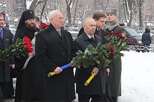 Охрана Азарова не пустила чернобыльцев к памятнику